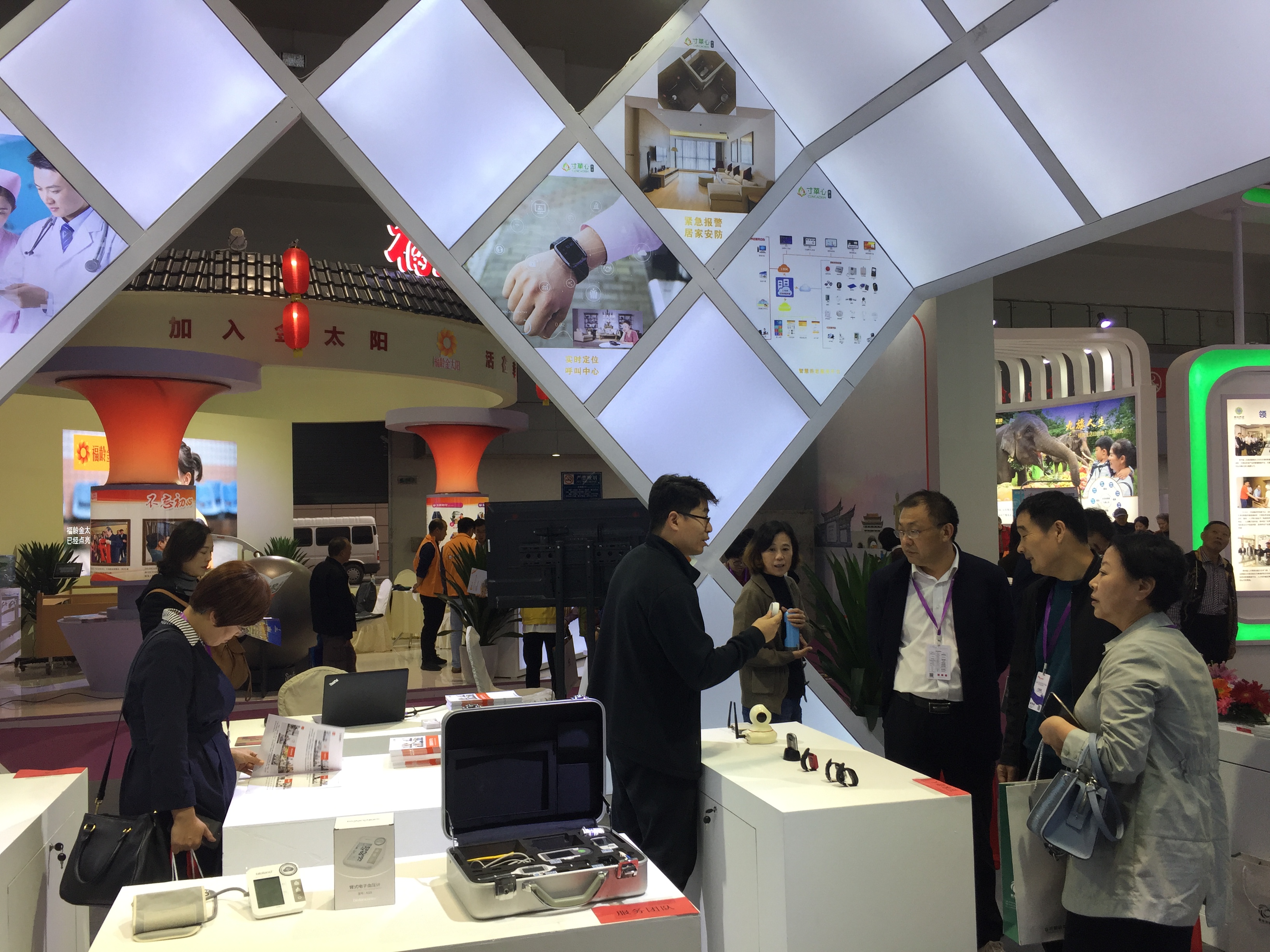社区豪门国际
居家养老越来越智能化系统(图1)